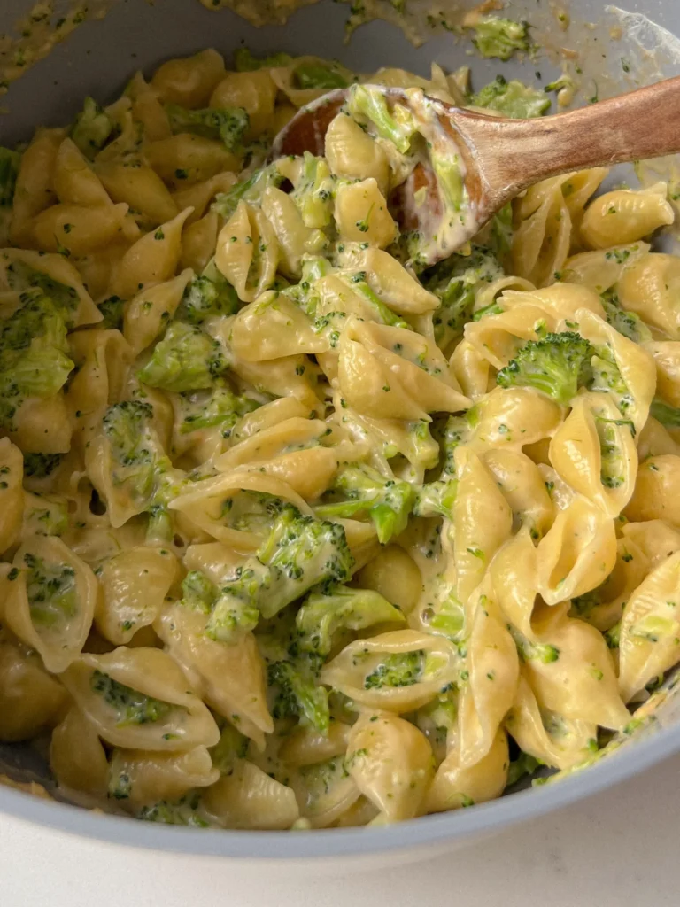 Healthy One Pot Broccoli Mac and Cheese recipe with broccoli and cheese sauce