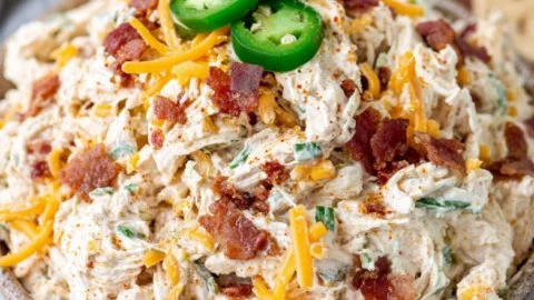 Delicious jalapeño popper salad with chicken and fresh ingredients